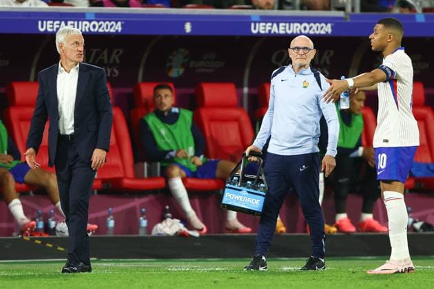 France manager Didier Deschamps talks with Kylian MbappÃ of France Austria v France, UEFA European Championship, EM, Europameisterschaft 2024, Group D, Football, Dusseldorf Arena, Dusseldorf, Germany, 17 Jun 2024 EDITORIAL USE ONLY No use with unauthorised audio, video, data, fixture lists, club league logos or live services. Online in-match use limited to 120 images, no video emulation. No use in betting, games or single club league player publications.  Copyright: xKieranxMcManus Shutterstockx 14539693bj