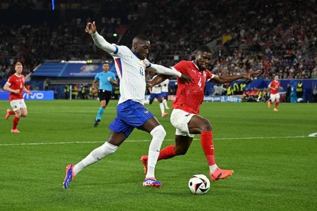 17.06.2024, xjhx, Fussball EM 2024, Österreich - Frankreich emspor, v.l. Kevin Danso (Oesterreich Österreich) Randal Kolo Muani (Frankreich) Zweikampf, Aktion, action, battle for the ball (DFL DFB REGULATIONS PROHIBIT ANY USE OF PHOTOGRAPHS as IMAGE SEQUENCES and or QUASI-VIDEO) Düsseldorf