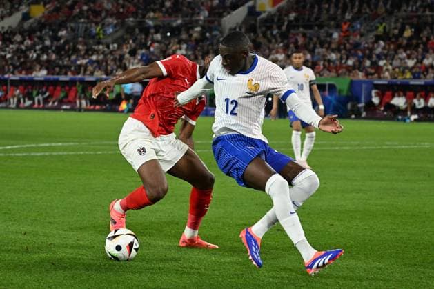 17.06.2024, xjhx, Fussball EM 2024, Österreich - Frankreich emspor, v.l. Kevin Danso (Oesterreich Österreich) Randal Kolo Muani (Frankreich) Zweikampf, Aktion, action, battle for the ball (DFL DFB REGULATIONS PROHIBIT ANY USE OF PHOTOGRAPHS as IMAGE SEQUENCES and or QUASI-VIDEO) Düsseldorf