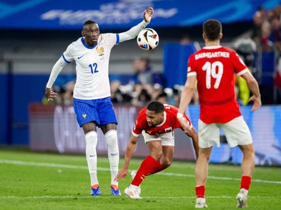 240617 Randal Kolo Muani of France and Phillipp Mwene of Austria during the UEFA EURO, EM, Europameisterschaft,Fussball 2024 Football Championship match between Austria and France on June 17, 2024 in Düsseldorf. Photo: Jesper Zerman BILDBYRAN kod JZ JZ0540 fotboll football soccer fotball fotbolls-em europamästerskap em uefa euro uefa european football championship euro 2024 österrike austria frankrike france bbeng Copyright: JESPERxZERMAN BB240617JZ114