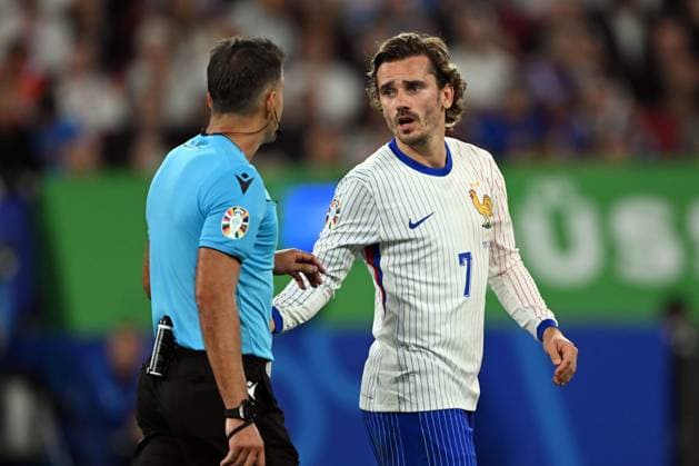 DUSSELDORF - (l-r) Referee Jesus Gil Manzano, Antoine Griezmann of France during the UEFA EURO, EM, Europameisterschaft,Fussball 2024 group D match between Austria and France at the Esprit Arena on June 17, 2024 in Dusseldorf, Germany. ANP Hollandse Hoogte UEFA EURO 2024 2024 xVIxANPxSportx xxANPxIVx 501358005 originalFilename: 501358005.jpg