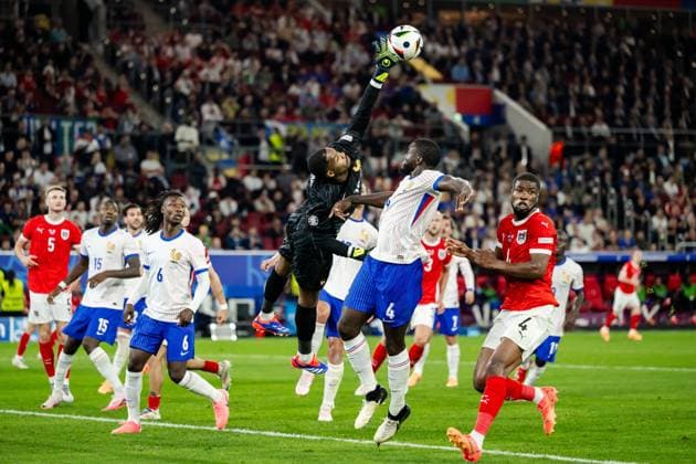 240617 Goalkeeper Mike Maignan of France during the UEFA EURO, EM, Europameisterschaft,Fussball 2024 Football Championship match between Austria and France on June 17, 2024 in Düsseldorf. Photo: Jesper Zerman BILDBYRAN kod JZ JZ0540 fotboll football soccer fotball fotbolls-em europamästerskap em uefa euro uefa european football championship euro 2024 österrike austria frankrike france bbeng Copyright: JESPERxZERMAN BB240617JZ115