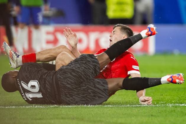 240617 Christoph Baumgartner of Austria and goalkeeper Mike Maignan of France during the UEFA EURO, EM, Europameisterschaft,Fussball 2024 Football Championship match between Austria and France on June 17, 2024 in Düsseldorf. Photo: Jesper Zerman BILDBYRAN kod JZ JZ0540 fotboll football soccer fotball fotbolls-em europamästerskap em uefa euro uefa european football championship euro 2024 österrike austria frankrike france bbeng Copyright: JESPERxZERMAN BB240617JZ116