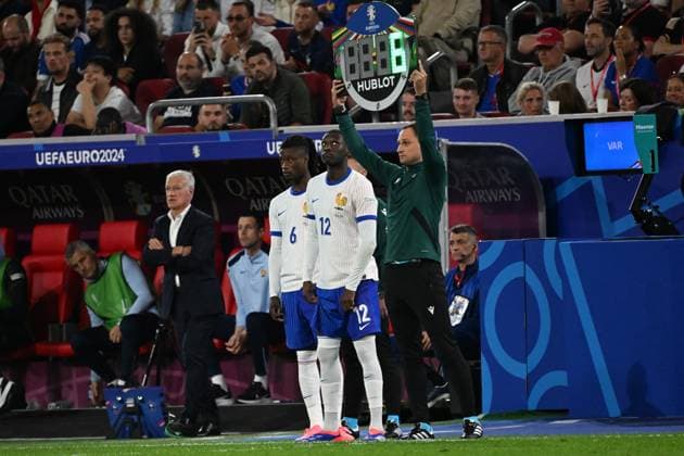 17.06.2024, xjhx, Fussball EM 2024, Österreich - Frankreich emspor, v.l. Trainer Head Coach Didier Deschamps (Frankreich) Einwechslung Eduardo Celmi Camavinga (Frankreich) Randal Kolo Muani (Frankreich) (DFL DFB REGULATIONS PROHIBIT ANY USE OF PHOTOGRAPHS as IMAGE SEQUENCES and or QUASI-VIDEO) Düsseldorf