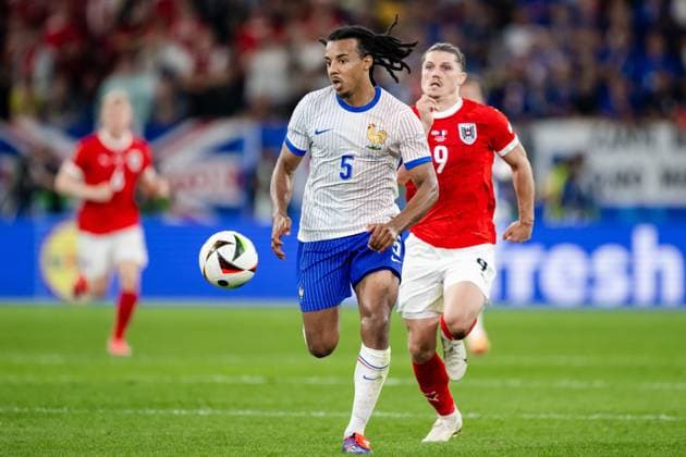 240617 Marcel Sabitzer of Austria and Jules KoundÃ of France during the UEFA EURO, EM, Europameisterschaft,Fussball 2024 Football Championship match between Austria and France on June 17, 2024 in Düsseldorf. Photo: Jesper Zerman BILDBYRAN kod JZ JZ0540 fotboll football soccer fotball fotbolls-em europamästerskap em uefa euro uefa european football championship euro 2024 österrike austria frankrike france bbeng Copyright: JESPERxZERMAN BB240617JZ119