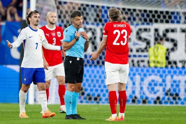 240617 Referee Jesus Gil Manzano during the UEFA EURO, EM, Europameisterschaft,Fussball 2024 Football Championship match between Austria and France on June 17, 2024 in Düsseldorf. Photo: Jesper Zerman BILDBYRAN kod JZ JZ0540 fotboll football soccer fotball fotbolls-em europamästerskap em uefa euro uefa european football championship euro 2024 österrike austria frankrike france bbeng Copyright: JESPERxZERMAN BB240617JZ120