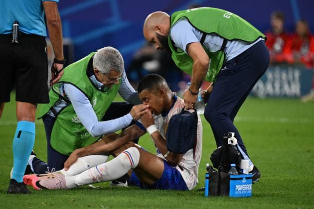 17.06.2024, xjhx, Fussball EM 2024, Österreich - Frankreich emspor, v.l. Kylian Mbappe Lottin (Frankreich) mit Schmerzen, verletzt, Verletzung blutet Nase Nasenbluten (DFL DFB REGULATIONS PROHIBIT ANY USE OF PHOTOGRAPHS as IMAGE SEQUENCES and or QUASI-VIDEO) Düsseldorf