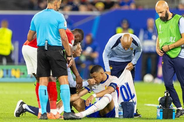 Football - UEFA EURO, EM, Europameisterschaft,Fussball 2024 - Group D - Austria v France DÜSSELDORF, GERMANY - Monday, June 17, 2024: France s captain Kylian MbappÃ with a bloody nose injury during the UEFA Euro 2024 Group D match between Austria and France at the Düsseldorf Arena. (Photo by David Rawcliffe Propaganda) DÜSSELDORF Düsseldorf Arena NORTH RHINE-WESTPHALIA GERMANY  Copyright: xDavidxRawcliffex P2024-06-17-Austria_France-81