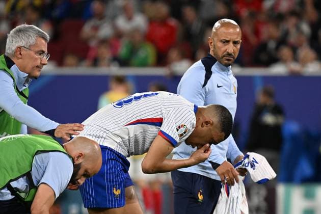 17.06.2024, xjhx, Fussball EM 2024, Österreich - Frankreich emspor, v.l. Kylian Mbappe Lottin (Frankreich) mit Schmerzen, verletzt, Verletzung blutet Nase Nasenbluten Patrick Pentz (Oesterreich Österreich) (DFL DFB REGULATIONS PROHIBIT ANY USE OF PHOTOGRAPHS as IMAGE SEQUENCES and or QUASI-VIDEO) Düsseldorf