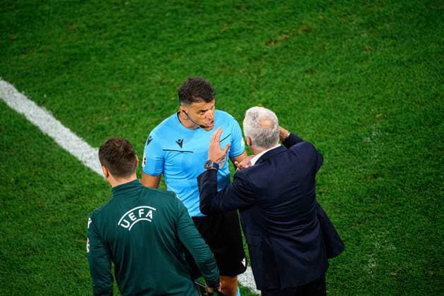 DUESSELDORF, GERMANY - 17 JUNE, 2024: Jesus Gil Manzano, Didier Deschamps, The football match of EURO 2024 Austria vs France at Mercur Spiel Arena  Copyright: xVITALIIxKLIUIEVx