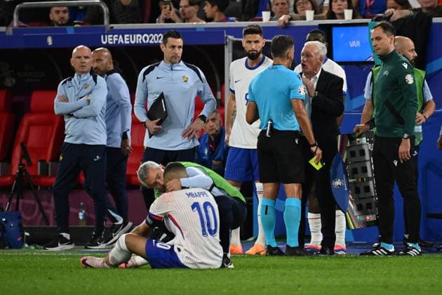 17.06.2024, xjhx, Fussball EM 2024, Österreich - Frankreich emspor, v.l. Kylian Mbappe Lottin (Frankreich) kommt auf das Feld zurück damit gewechselt werden kann und bekommt dafür die gelbe Karte von Schiedsrichter Gil Manzano, Jesus (Spanien) Trainer Head Coach Didier Deschamps (Frankreich) (DFL DFB REGULATIONS PROHIBIT ANY USE OF PHOTOGRAPHS as IMAGE SEQUENCES and or QUASI-VIDEO) Düsseldorf