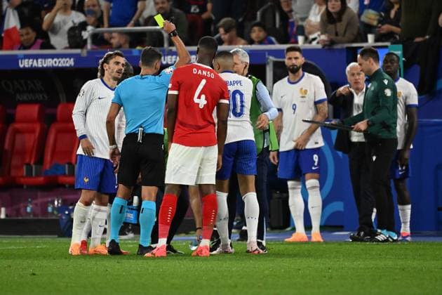 17.06.2024, xjhx, Fussball EM 2024, Österreich - Frankreich emspor, v.l. Kylian Mbappe Lottin (Frankreich) kommt auf das Feld zurück damit gewechselt werden kann und bekommt dafür die gelbe Karte von Schiedsrichter Gil Manzano, Jesus (Spanien) (DFL DFB REGULATIONS PROHIBIT ANY USE OF PHOTOGRAPHS as IMAGE SEQUENCES and or QUASI-VIDEO) Düsseldorf