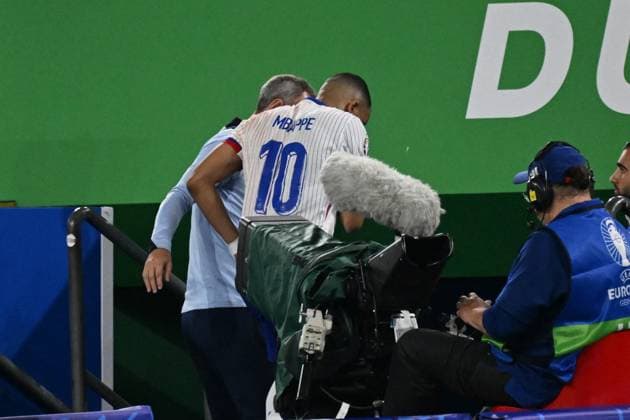 17.06.2024, xjhx, Fussball EM 2024, Österreich - Frankreich emspor, v.l. Auswechslung Kylian Mbappe Lottin (Frankreich) (DFL DFB REGULATIONS PROHIBIT ANY USE OF PHOTOGRAPHS as IMAGE SEQUENCES and or QUASI-VIDEO) Düsseldorf