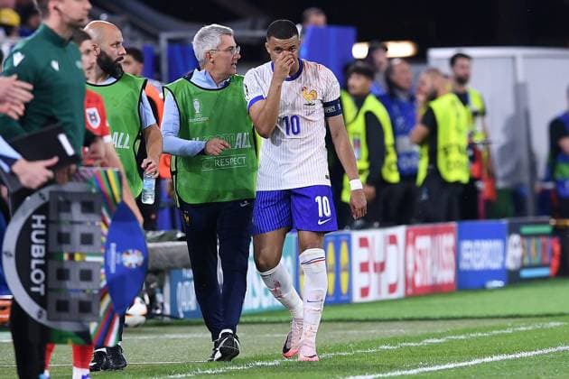 Fußball UEFA EURO, EM, Europameisterschaft,Fussball 2024 Gruppenphase 1. Spieltag Österreich - Frankreich am 17.06.2024 in der Düsseldorf Arena in Düsseldorf Kylian Mbappe ( Frankreich ), rechts verlässt verletzt den Platz Verletzung