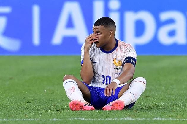 Fußball UEFA EURO, EM, Europameisterschaft,Fussball 2024 Gruppenphase 1. Spieltag Österreich - Frankreich am 17.06.2024 in der Düsseldorf Arena in Düsseldorf Kylian Mbappe ( Frankreich ) verletzt am Boden Verletzung