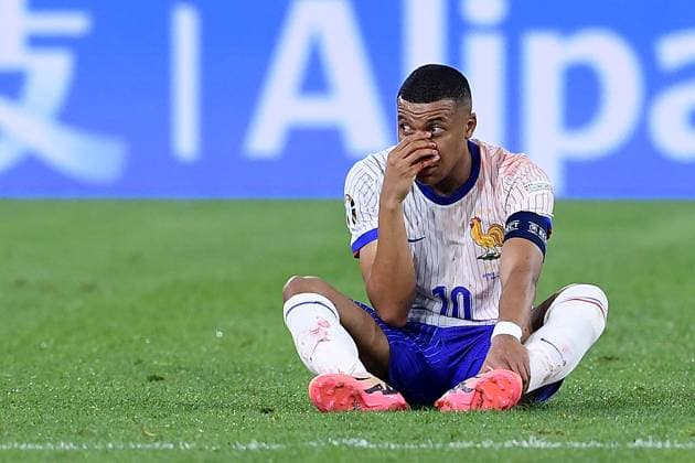 Fußball UEFA EURO, EM, Europameisterschaft,Fussball 2024 Gruppenphase 1. Spieltag Österreich - Frankreich am 17.06.2024 in der Düsseldorf Arena in Düsseldorf Kylian Mbappe ( Frankreich ) verletzt am Boden Verletzung