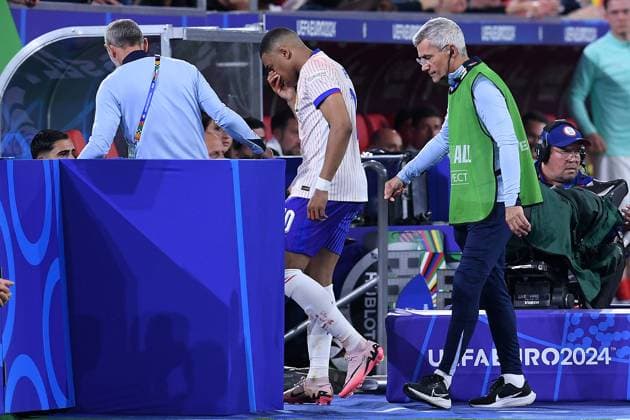 Fußball UEFA EURO, EM, Europameisterschaft,Fussball 2024 Gruppenphase 1. Spieltag Österreich - Frankreich am 17.06.2024 in der Düsseldorf Arena in Düsseldorf Kylian Mbappe ( Frankreich ) geht verlässt verletzt den Platz Verletzung
