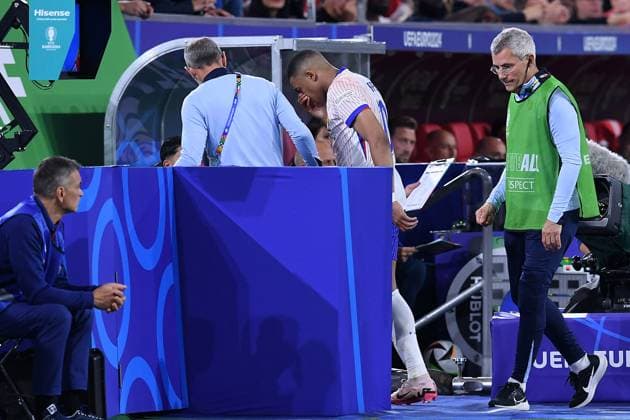 Fußball UEFA EURO, EM, Europameisterschaft,Fussball 2024 Gruppenphase 1. Spieltag Österreich - Frankreich am 17.06.2024 in der Düsseldorf Arena in Düsseldorf Kylian Mbappe ( Frankreich ) geht verlässt verletzt den Platz Verletzung