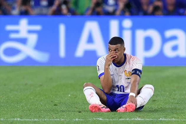Fußball UEFA EURO, EM, Europameisterschaft,Fussball 2024 Gruppenphase 1. Spieltag Österreich - Frankreich am 17.06.2024 in der Düsseldorf Arena in Düsseldorf Kylian Mbappe ( Frankreich ) verletzt am Boden Verletzung