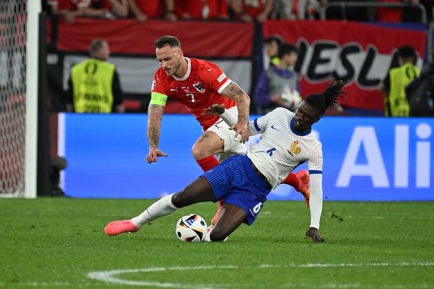 17.06.2024, xjhx, Fussball EM 2024, Österreich - Frankreich emspor, v.l. Marko Arnautovic (Oesterreich Österreich) Eduardo Celmi Camavinga (Frankreich) Zweikampf, Aktion, action, battle for the ball (DFL DFB REGULATIONS PROHIBIT ANY USE OF PHOTOGRAPHS as IMAGE SEQUENCES and or QUASI-VIDEO) Düsseldorf