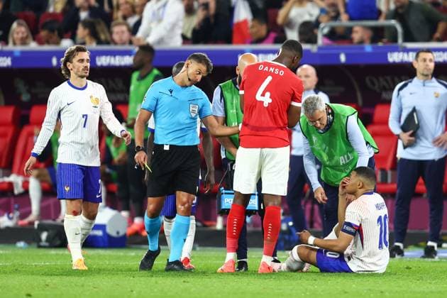 Austria v France 17 June 2024, Dusseldorf - UEFA EUROs - Group D - Austria v France - Match referee Jesus Gil Manzano shows a yellow card to Kylian Mbappe of France - Photo: Charlotte Wilson Offside. Dusseldorf Germany Copyright: xCharlottexWilsonx xOffsidexOffside