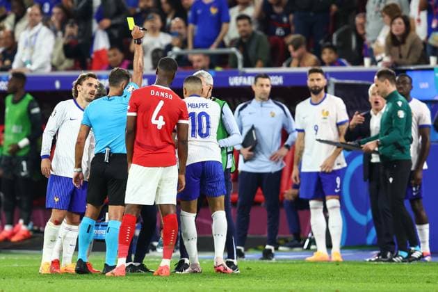 Austria v France 17 June 2024, Dusseldorf - UEFA EUROs - Group D - Austria v France - Match referee Jesus Gil Manzano shows a yellow card to Kylian Mbappe of France - Photo: Charlotte Wilson Offside. Dusseldorf Germany Copyright: xCharlottexWilsonx xOffsidexOffside