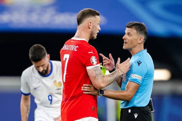 240617 Marko Arnautovic of Austria and referee Jesus Gil Manzano after the UEFA EURO, EM, Europameisterschaft,Fussball 2024 Football Championship match between Austria and France on June 17, 2024 in Düsseldorf. Photo: Jesper Zerman BILDBYRAN kod JZ JZ0540 fotboll football soccer fotball fotbolls-em europamästerskap em uefa euro uefa european football championship euro 2024 österrike austria frankrike france bbeng Copyright: JESPERxZERMAN BB240617JZ141