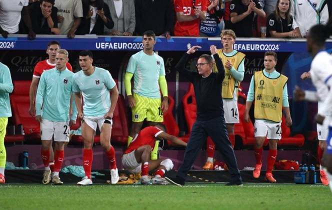 Emotionen auf der Österreich Bank mit Trainer Ralf Rangnick (Österreich), mi. 17.06.2024, Fussball Europameisterschaft 2024, Vorrunde, 1. Spieltag Österreich - Frankreich Duesseldorf Merkur Spiel Arena Nordrhein Westfalen Deutschland