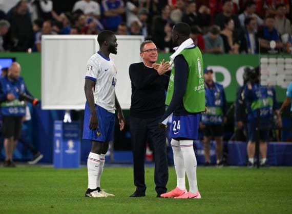 Trainer Ralf Rangnick (Österreich) nach dem Spiel mit Dayot Upamecano (Frankreich), li., und Ibrahima Konate (Frankreich) 17.06.2024, Fussball Europameisterschaft 2024, Vorrunde, 1. Spieltag Österreich - Frankreich Duesseldorf Merkur Spiel Arena Nordrhein Westfalen Deutschland