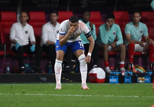 Verletzung Kylian Mbappe (Frankreich), ergeht wieder auf das Spielfeld und setzt sich sofort auf den Rasen 17.06.2024, Fussball Europameisterschaft 2024, Vorrunde, 1. Spieltag Österreich - Frankreich Duesseldorf Merkur Spiel Arena Nordrhein Westfalen Deutschland
