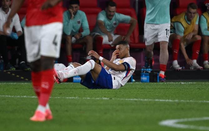 Verletzung Kylian Mbappe (Frankreich), ergeht wieder auf das Spielfeld und setzt sich sofort auf den Rasen 17.06.2024, Fussball Europameisterschaft 2024, Vorrunde, 1. Spieltag Österreich - Frankreich Duesseldorf Merkur Spiel Arena Nordrhein Westfalen Deutschland