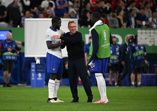 Trainer Ralf Rangnick (Österreich) nach dem Spiel mit Dayot Upamecano (Frankreich), li., und Ibrahima Konate (Frankreich) 17.06.2024, Fussball Europameisterschaft 2024, Vorrunde, 1. Spieltag Österreich - Frankreich Duesseldorf Merkur Spiel Arena Nordrhein Westfalen Deutschland