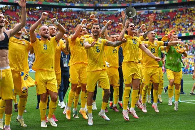 Schlussjubel,Teamfoto,Team, Ianis HAGI (ROM) mit Megaphon, Jubel,Freude,Begeisterung,Aktion. Gruppenphase Gruppe C Rumaenien (ROU) - Ukraine (UKR) 3-0, am 17.06.2024 Fussball Arena Muenchen, Fussball UEFA EURO, EM, Europameisterschaft,Fussball 2024 GERMANY vom 14.06.2024 - 14.07.2024.