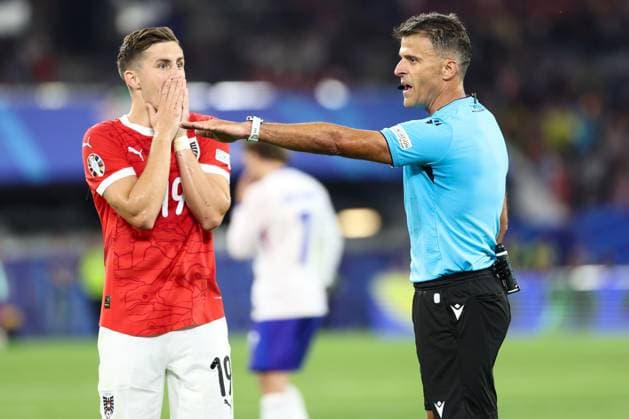 SOCCER - UEFA EURO, EM, Europameisterschaft,Fussball 2024 DUESSELDORF,GERMANY,17.JUN.24 - SOCCER - UEFA EURO 2024, group stage, Austria vs France. Image shows the disappointment of Christoph Baumgartner (AUT) and referee Jesus Gil Manzano (ESP).  GEPAxpictures xArminxRauthner