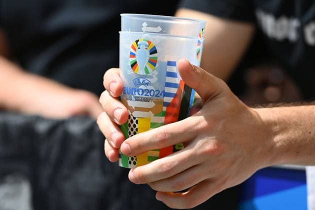 Bierbecher,Pfandbecher,Bier,Bierpreis. Gruppenphase Gruppe C Rumaenien (ROU) - Ukraine (UKR) 3-0, am 17.06.2024 Fussball Arena Muenchen, Fussball UEFA EURO, EM, Europameisterschaft,Fussball 2024 GERMANY vom 14.06.2024 - 14.07.2024.