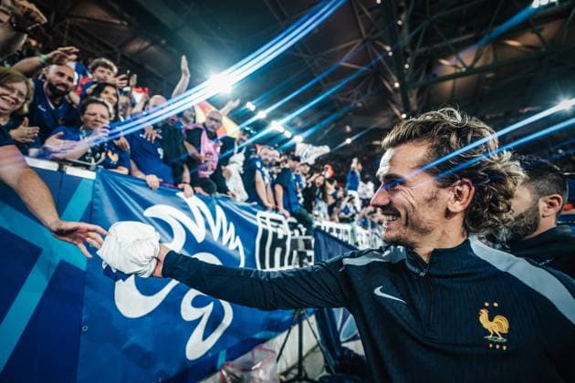 Fußball Herren UEFA-Fußball-Europameisterschaft 2024 Gruppe D Österreich vs. Frankreich 17.06.2024 Antoine Griezmann ( 7, Frankreich) verschenkt sein Trikot nach dem Spiel Düsseldorf Düsseldorf Arena Nordrhein-Westfalen Deutschland
