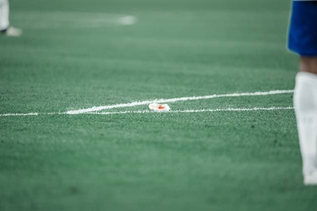Fußball Herren UEFA-Fußball-Europameisterschaft 2024 Gruppe D Österreich vs. Frankreich 17.06.2024 Die blutige Binde von Antoine Griezmann ( 7, Frankreich) am Boden Düsseldorf Düsseldorf Arena Nordrhein-Westfalen Deutschland