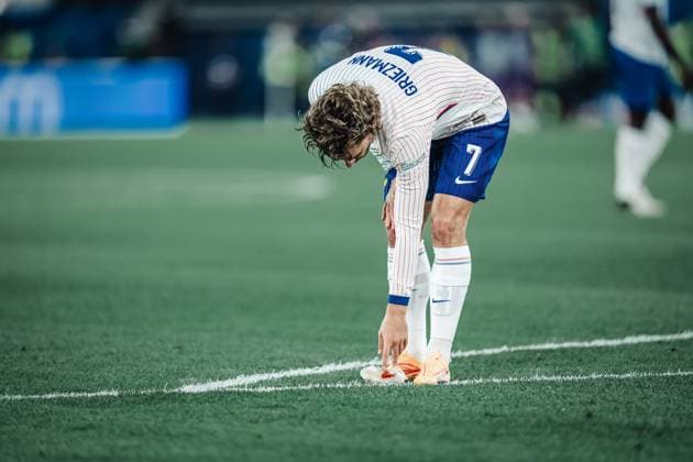 Fußball Herren UEFA-Fußball-Europameisterschaft 2024 Gruppe D Österreich vs. Frankreich 17.06.2024 Antoine Griezmann ( 7, Frankreich) hebt seine blutige Binde auf Düsseldorf Düsseldorf Arena Nordrhein-Westfalen Deutschland