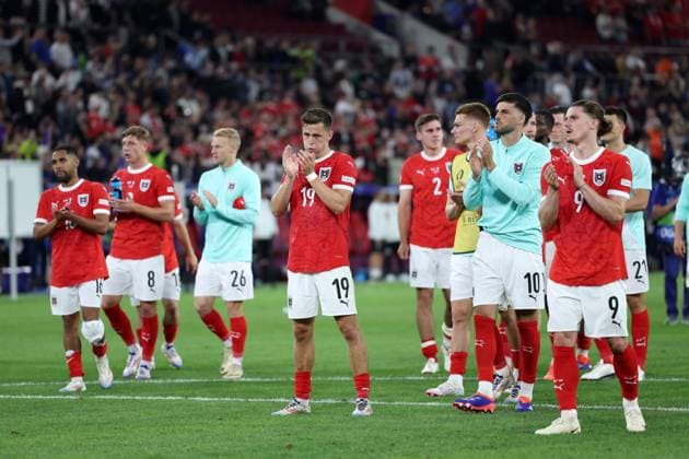 DUSSELDORF 17.06.2024 MECZ I RUNDA GRUPA D MISTRZOSTW EUROPY 2024: AUSTRIA - FRANCJA --- FIRST ROUND GROUP D UEFA EURO, EM, Europameisterschaft,Fussball 2024 MATCH: AUSTRIA - FRANCE KONIEC MECZU PODZIEKOWANIE PILKARZY AUSTRIACKICH DLA KIBICOW PHILLIP MWENE ALEXANDER PRASS MARCO GRULL CHRISTOPH BAUMGARTNER FLORIAN GRILLITSCH MARCEL SABITZER FOT. PIOTR KUCZA FOTOPYK NEWSPIX.PL --- Newspix.pl  240617PYK0104