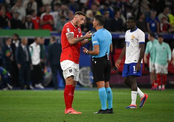 Marko Arnautovic (Österreich) diskutiert nach dem Spiel mit Schiedsrichter Jesus Gil Manzano (ESP) 17.06.2024, Fussball Europameisterschaft 2024, Vorrunde, 1. Spieltag Österreich - Frankreich Duesseldorf Merkur Spiel Arena Nordrhein Westfalen Deutschland