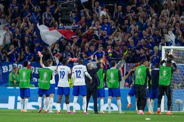 UEFA EURO, EM, Europameisterschaft,Fussball 2024: Gruppenspiel Österreich - Frankreich; 17.06.2024 Die französische Mennschaft feiert den Sieg mit den Fans. UEFA EURO 2024: Gruppenspiel Österreich - Frankreich; Arena Düsseldorf, Düsseldorf, am 17.06.2024 Copyright: xBEAUTIFULxSPORTS Meuselx