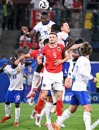 Fussball, Europameisterschaft, EURO 2024, Gruppe D, Merkur Spiel-Arena Düsseldorf: Österreich - Frankreich 0:1; Marcus Thuram (FRA), Stefan Posch (AUT). Aktion