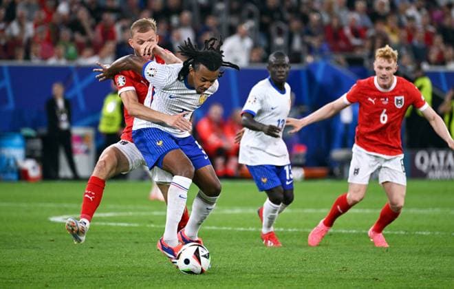 Fussball, Europameisterschaft, EURO 2024, Gruppe D, Merkur Spiel-Arena Düsseldorf: Österreich - Frankreich 0:1; Jules Kounde (FRA), Konrad Laimer (AUT). Aktion