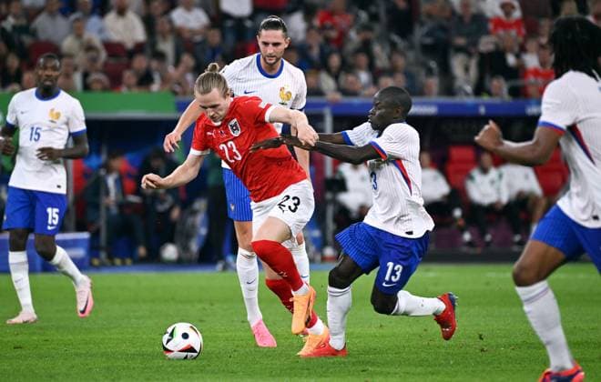 Fussball, Europameisterschaft, EURO 2024, Gruppe D, Merkur Spiel-Arena Düsseldorf: Österreich - Frankreich 0:1; Patrick Wimmer (AUT), NGolo Kante (FRA). Aktion