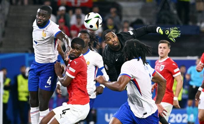 Fussball, Europameisterschaft, EURO 2024, Gruppe D, Merkur Spiel-Arena Düsseldorf: Österreich - Frankreich 0:1; Mike Maignan (FRA), Kevin Danso (AUT), Dayot Upamecano (FRA). Aktion