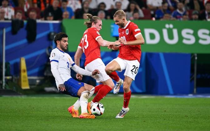 Fussball, Europameisterschaft, EURO 2024, Gruppe D, Merkur Spiel-Arena Düsseldorf: Österreich - Frankreich 0:1; Theo Hernandez (FRA), Patrick Wimmer (AUT), Konrad Laimer (AUT). Aktion