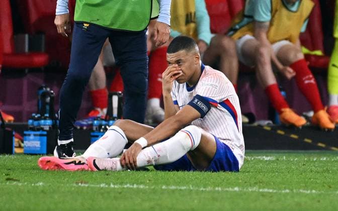 Fussball, Europameisterschaft, EURO 2024, Gruppe D, Merkur Spiel-Arena Düsseldorf: Österreich - Frankreich 0:1; Kylian Mbappe (FRA) mit blutender Nase.