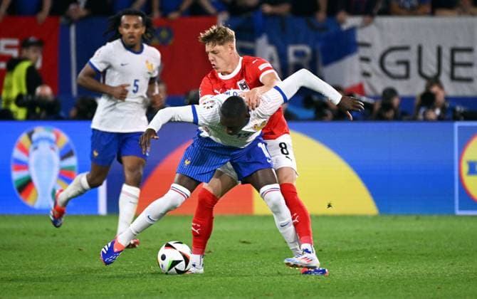 Fussball, Europameisterschaft, EURO 2024, Gruppe D, Merkur Spiel-Arena Düsseldorf: Österreich - Frankreich 0:1; Alexander Prass (AUT), Randal Kolo Muani (FRA). Aktion