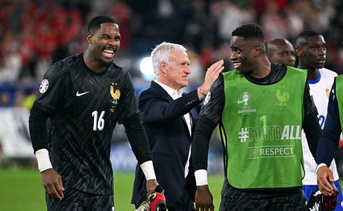 Fussball, Europameisterschaft, EURO 2024, Gruppe D, Merkur Spiel-Arena Düsseldorf: Österreich - Frankreich 0:1; Mike Maignan (FRA), Nationaltrainer Didier Deschamps (FRA) nach Spielende. Jubel, Freude, Aktion.