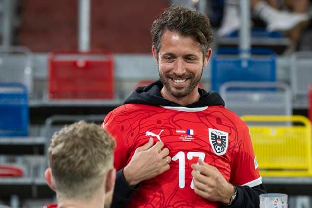 UEFA EURO, EM, Europameisterschaft,Fussball 2024: Gruppenspiel Österreich - Frankreich; 17.06.2024 Florian Kainz (Österreich, 17) schenkt Vereinskollege Mark Uth sein Trikot. UEFA EURO 2024: Gruppenspiel Österreich - Frankreich; Arena Düsseldorf, Düsseldorf, am 17.06.2024 Copyright: xBEAUTIFULxSPORTS Meuselx
